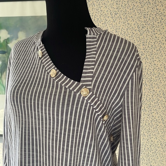 Ladies oversized pullover top with button detail - Picture 3 of 6